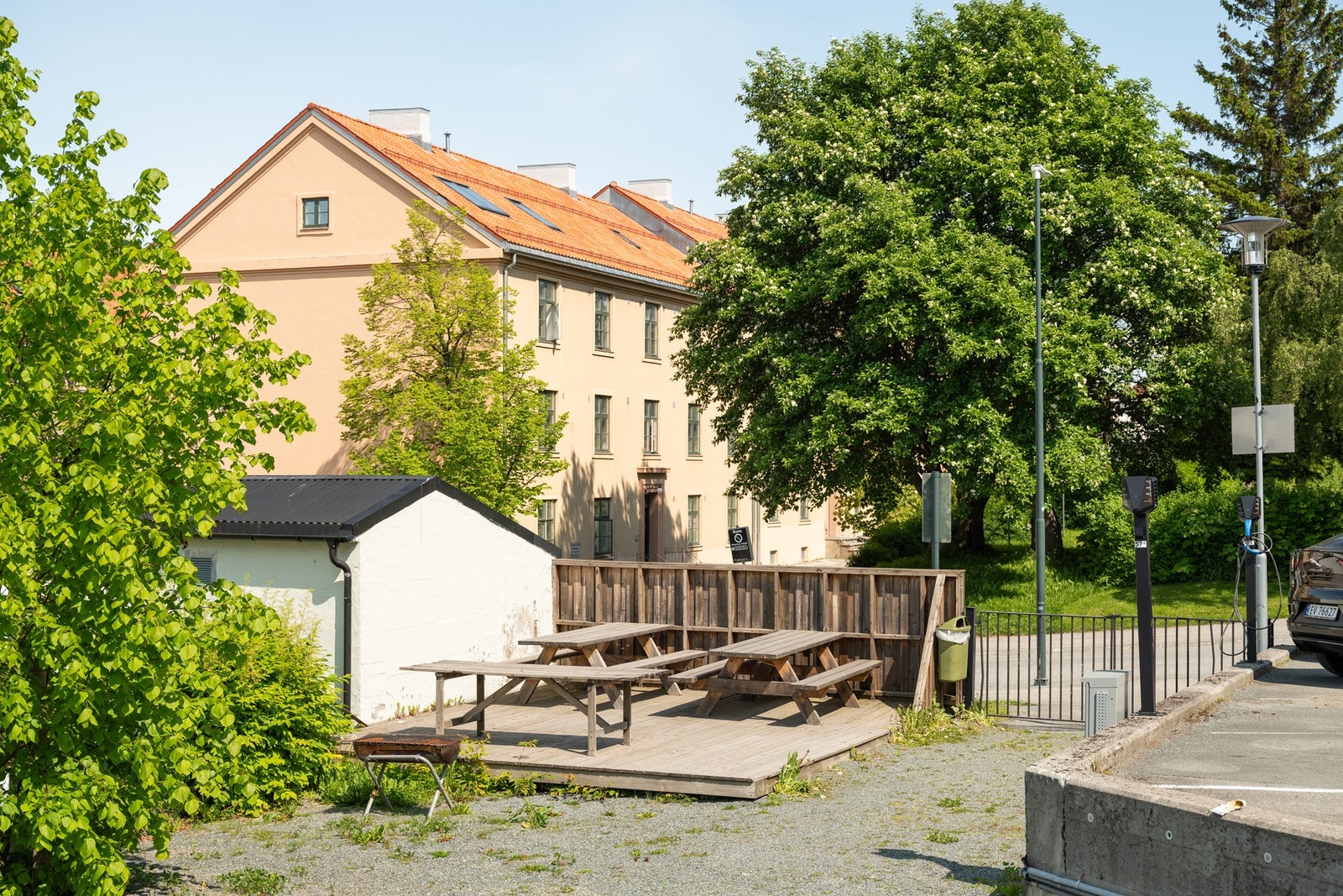 Ved varme sommerdager kan man invitere gjester, venner og kollegaer til sosiale sammenkomster her. Galleribilde