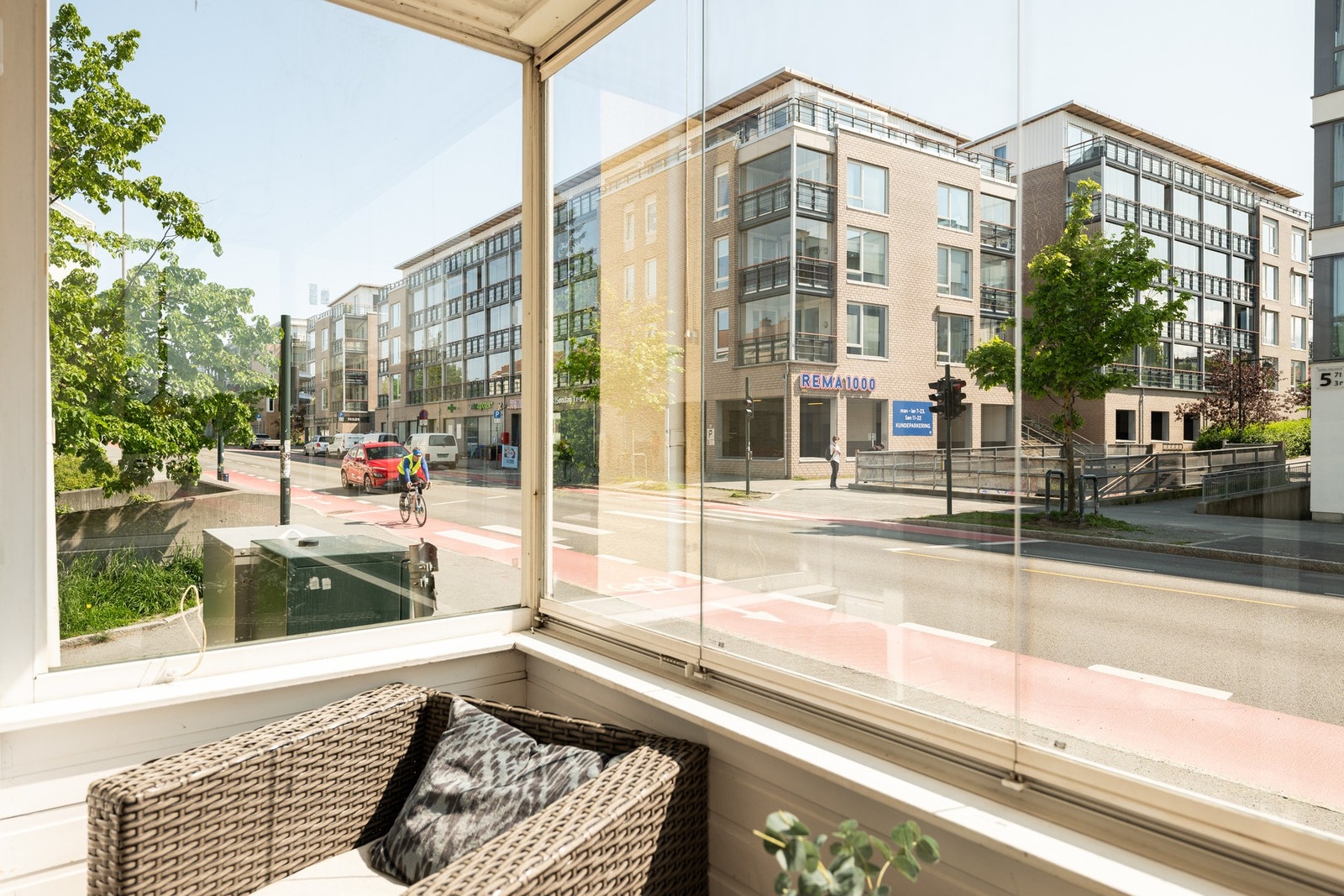 Praktisk beliggenhet med kollektivtilbud og dagligvare rett utenfor døra. Galleribilde