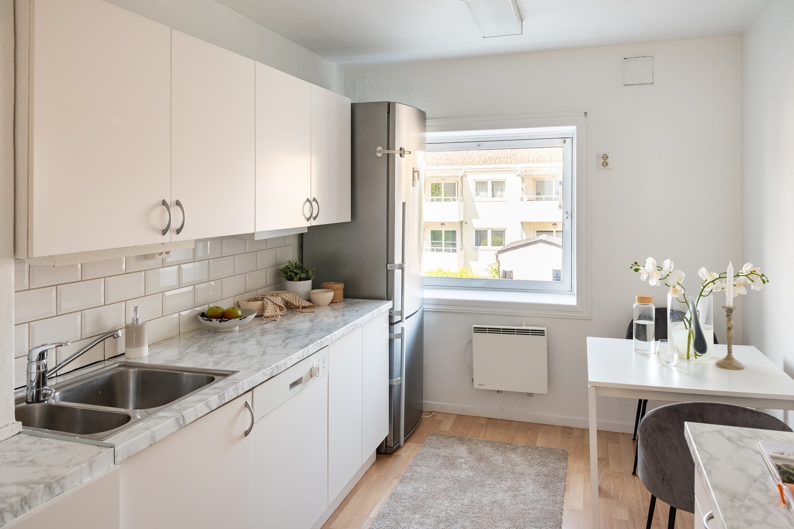 Tidløst kjøkken på 11 kvm. Glatte fronter med laminat benkeplate. Galleribilde