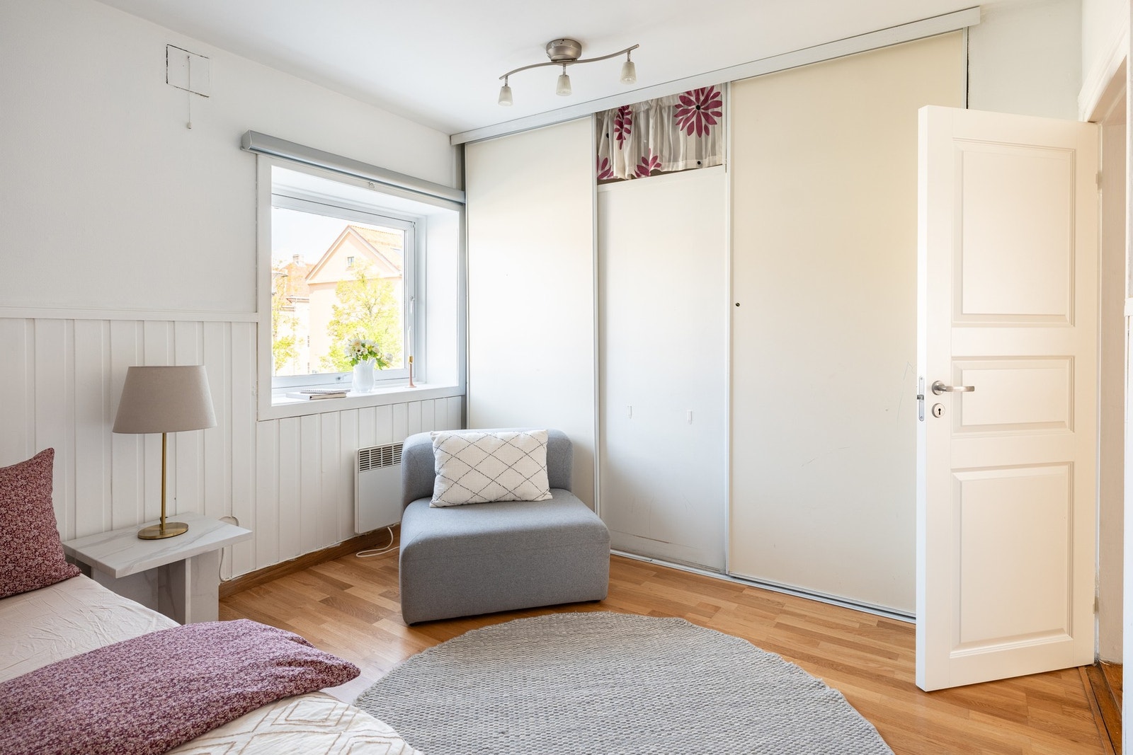 Romslig garderobe som medfølger handelen. Galleribilde