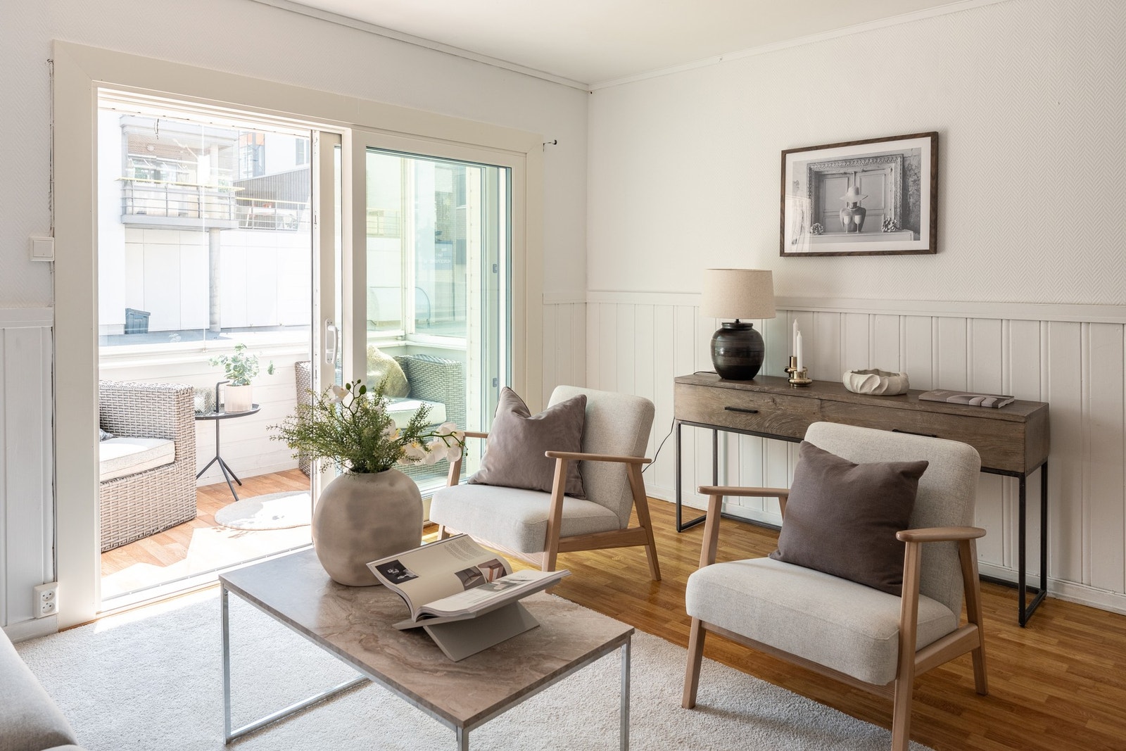 Leiligheten strekker seg over 89 kvm og inneholder; Stue, innglasset balkong, kjøkken, 3 soverom, bad, entrè og 3 boder medfølger. Galleribilde