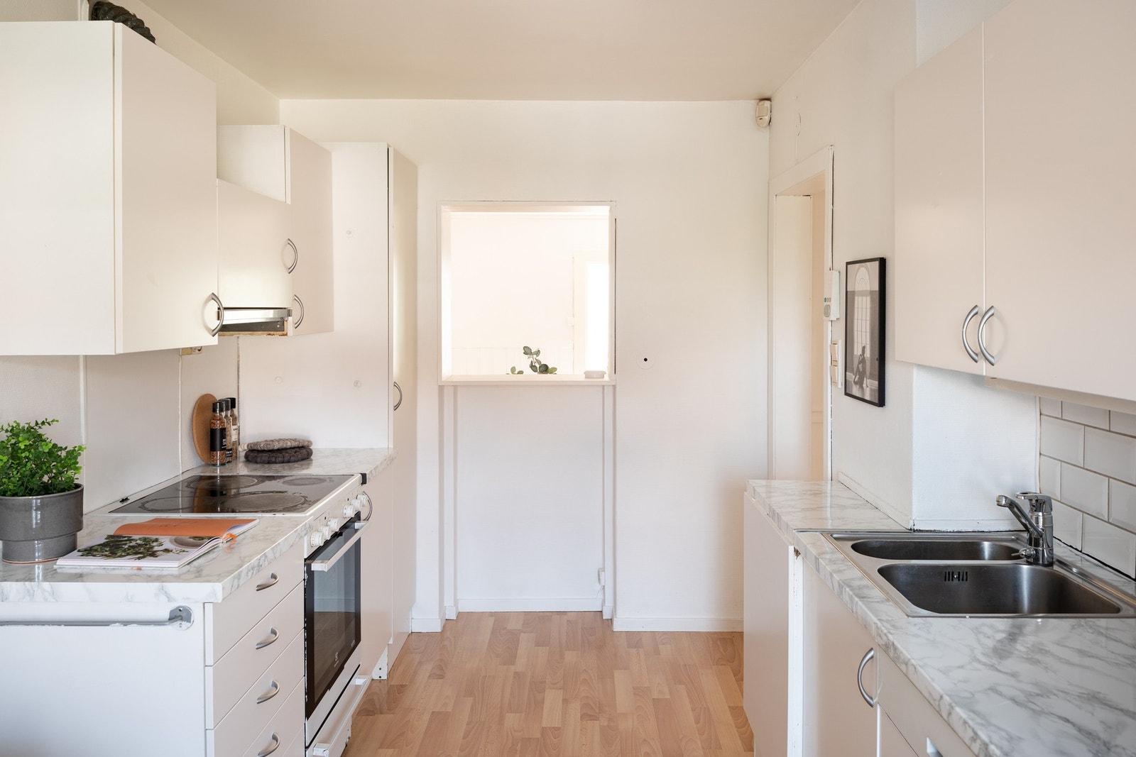 Av utstyr finnes kombi kjøl - og frys. Samt kombiovn og oppvaskmaskin. Alt kan følge handelen. Galleribilde