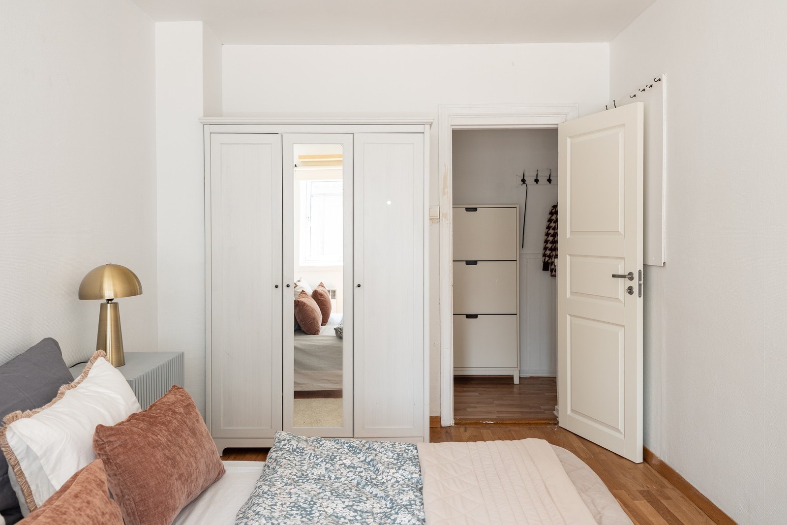 Samtlige soverom har god plass til dobbeltseng med tilhørende møblement, samt garderobeløsning. Galleribilde