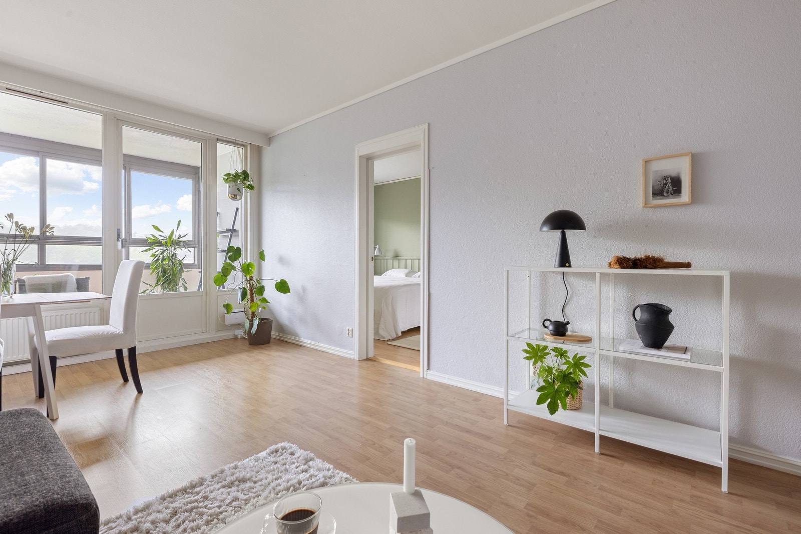 Her er det store vindusflater som slipper inn godt med naturlig lys. Galleribilde