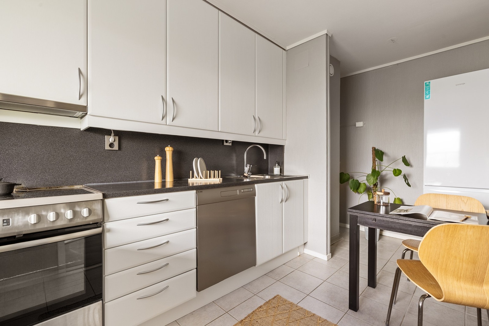 Kjøkkenet har en svært praktisk løsning med mye skapplass og en stor benkeplate hvor hobbykokken kan slå seg løs. Galleribilde