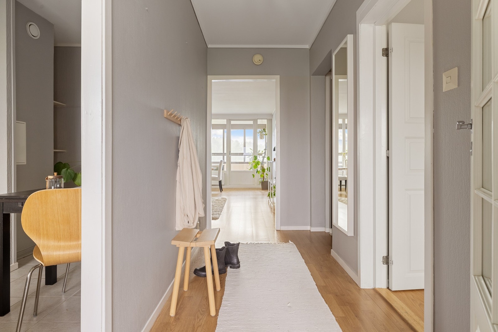 Videre forgrener entreen seg pent inn til de øvrige rommene. Galleribilde