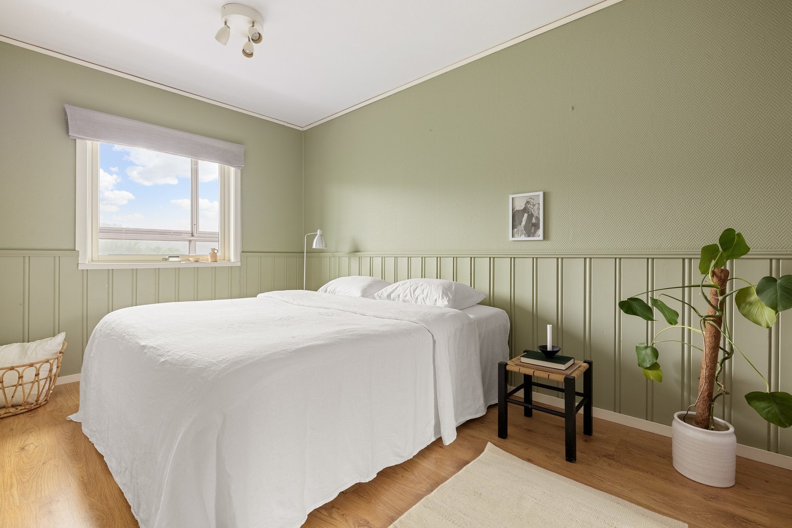 Her er det god plass til en dobbelseng, nattbord på hver side eller annet ønsket møblement. Galleribilde