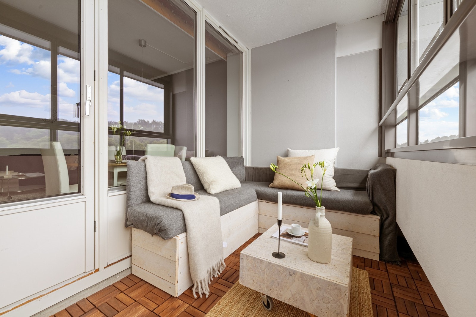 Balkongen måler 6 kvm med god plass til å innrede med ønsket utemøbler. Galleribilde