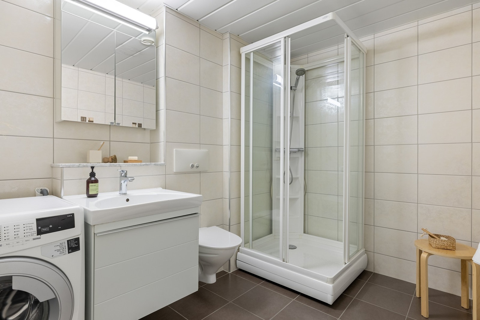 Badet måler 5,4 kvm og er helfliset, samt har hvitlakkert aluminiumsplater i himling. Galleribilde