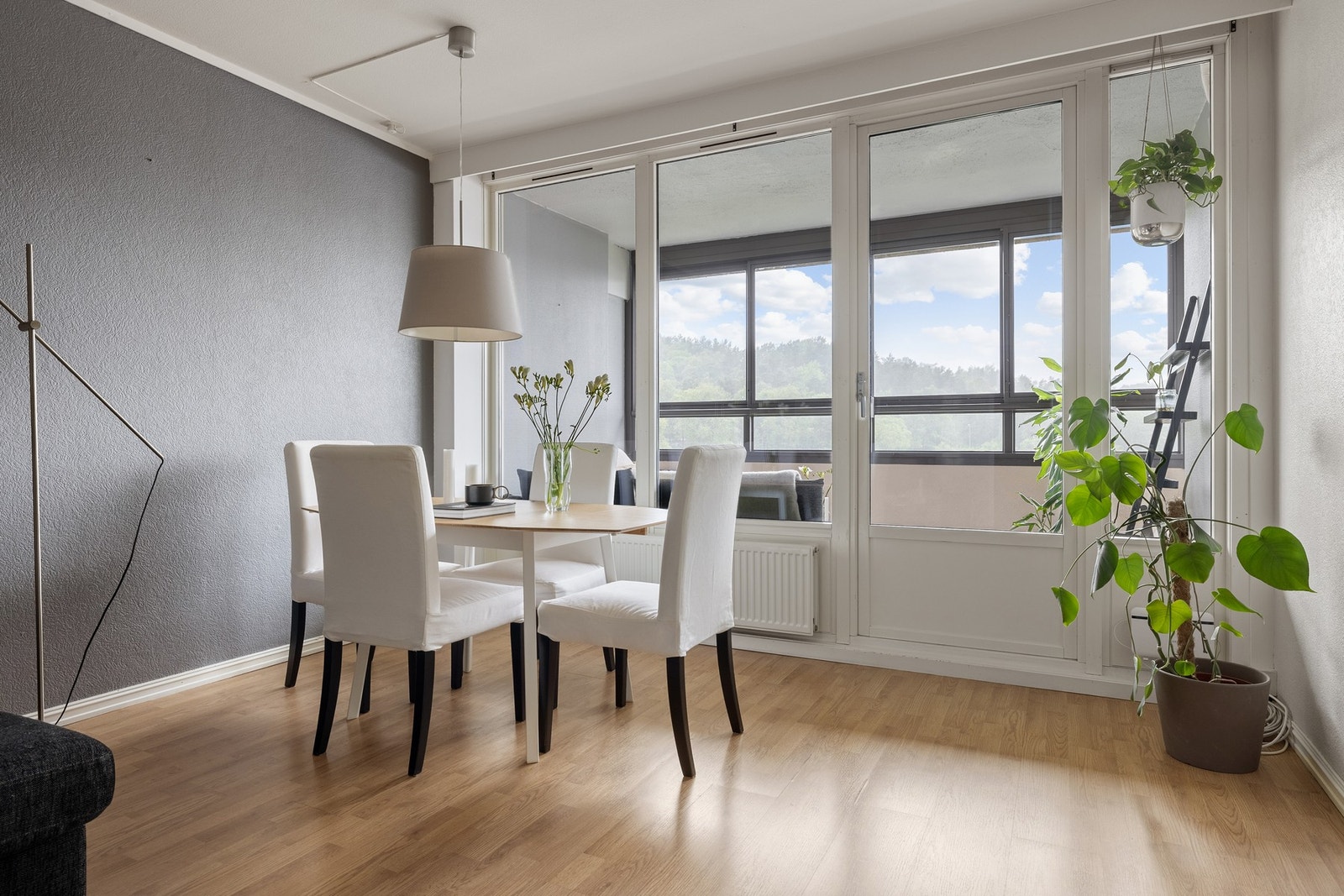 Rommet har en åpen og fin planløsning som gir god plass til en god sofakrok, samt spisegruppe hvis ønskelig. Galleribilde