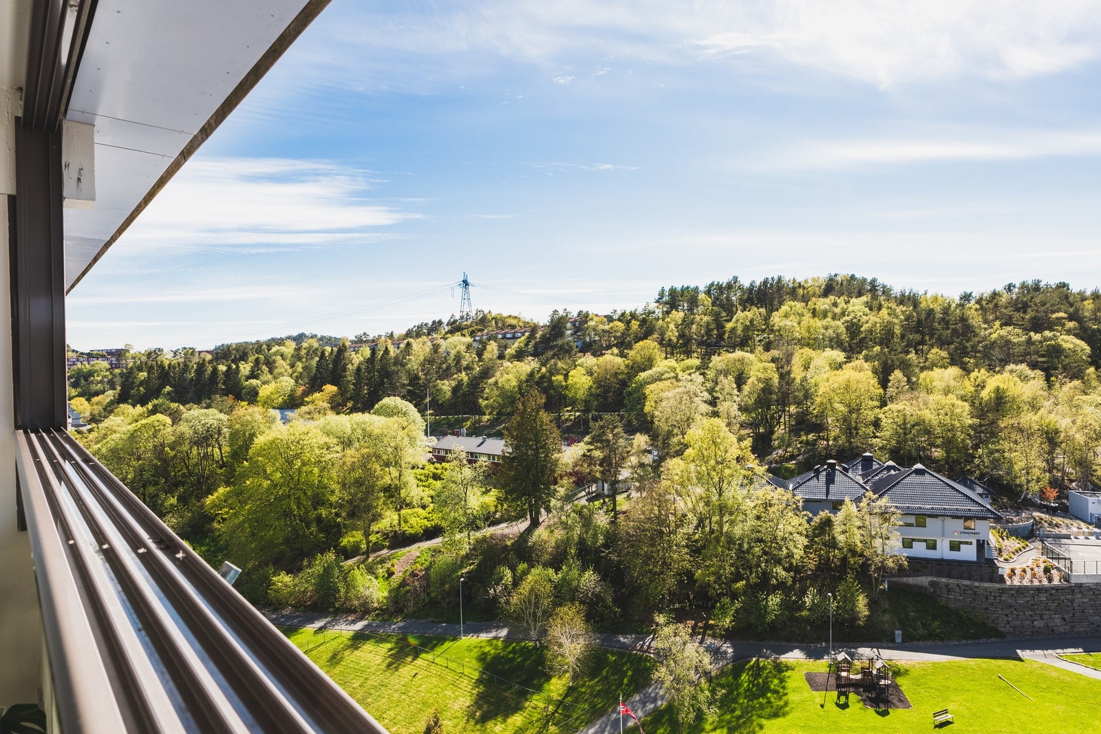 Du kan fint nyte balkongen året rundt - lukk vinduene for å skjerme mot vær og vind, eller skyv dem helt til siden for å få en åpen og luftig balkong når været tillater det. Galleribilde