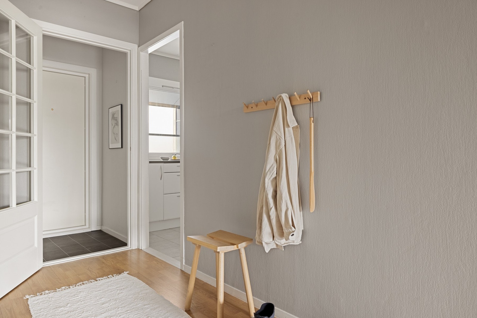 Her kan du henge fra deg yttertøyet før du går videre inn i leiligheten. Galleribilde