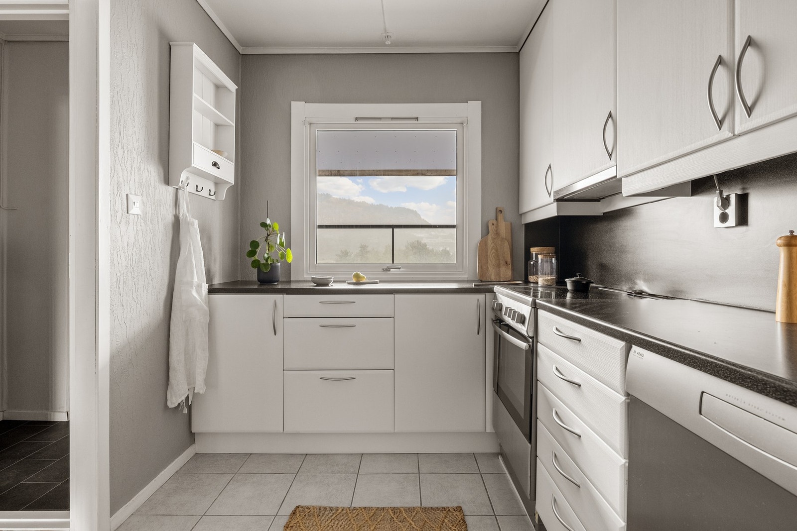 Rett ved entreen finner du kjøkkenet som måler 10,3 kvm. Galleribilde