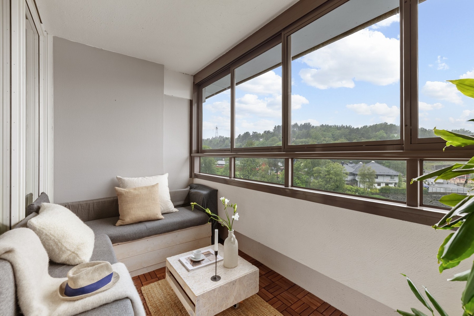 Dette er en flott 3-roms leilighet med god planløsning og en sorlik, innglasset balkong. Galleribilde