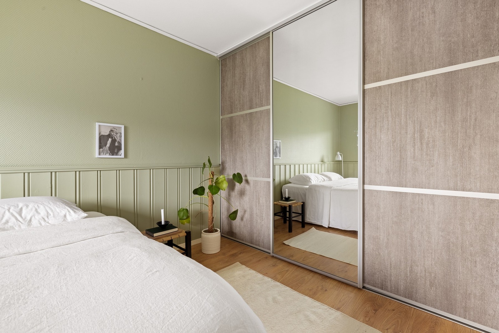 For oppbevaring har rommet en stor og praktisk garderobeløsning. Galleribilde