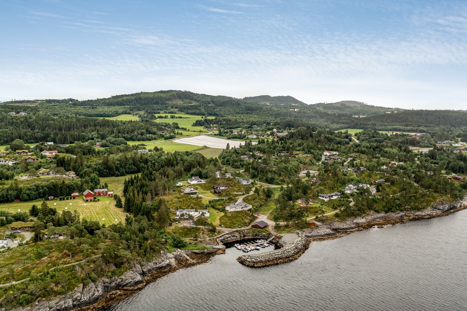 Fra tomten er det flotte turmuligheter som bla. Frostastien som strekker seg på hele 7,5 km ved Frostas nordvestlige kyst eller så har man flotte fiskemuligheter og bademuligheter langs kysten både nordover og sørover. Galleribilde