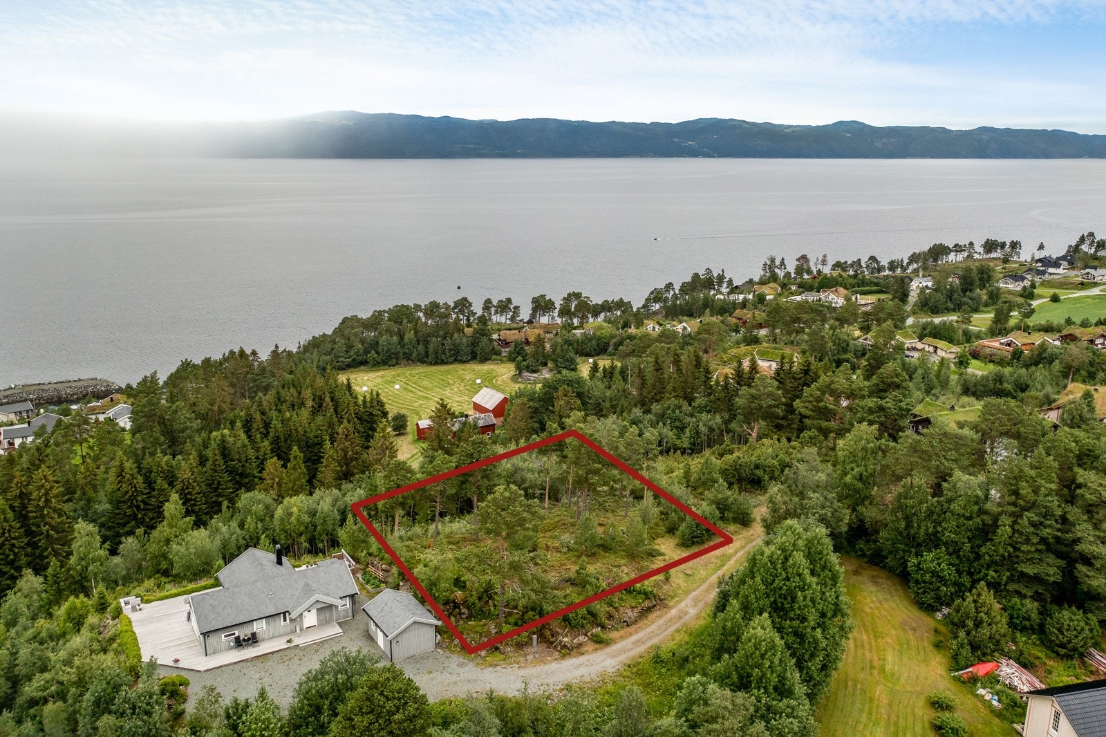 PrivatMegleren v/ Torstein Nordby har gleden av å presentere en svært flott tomt beliggende høyt i Sandberga hyttefelt som er utbygd hovedsakelig i nyere tid. Galleribilde