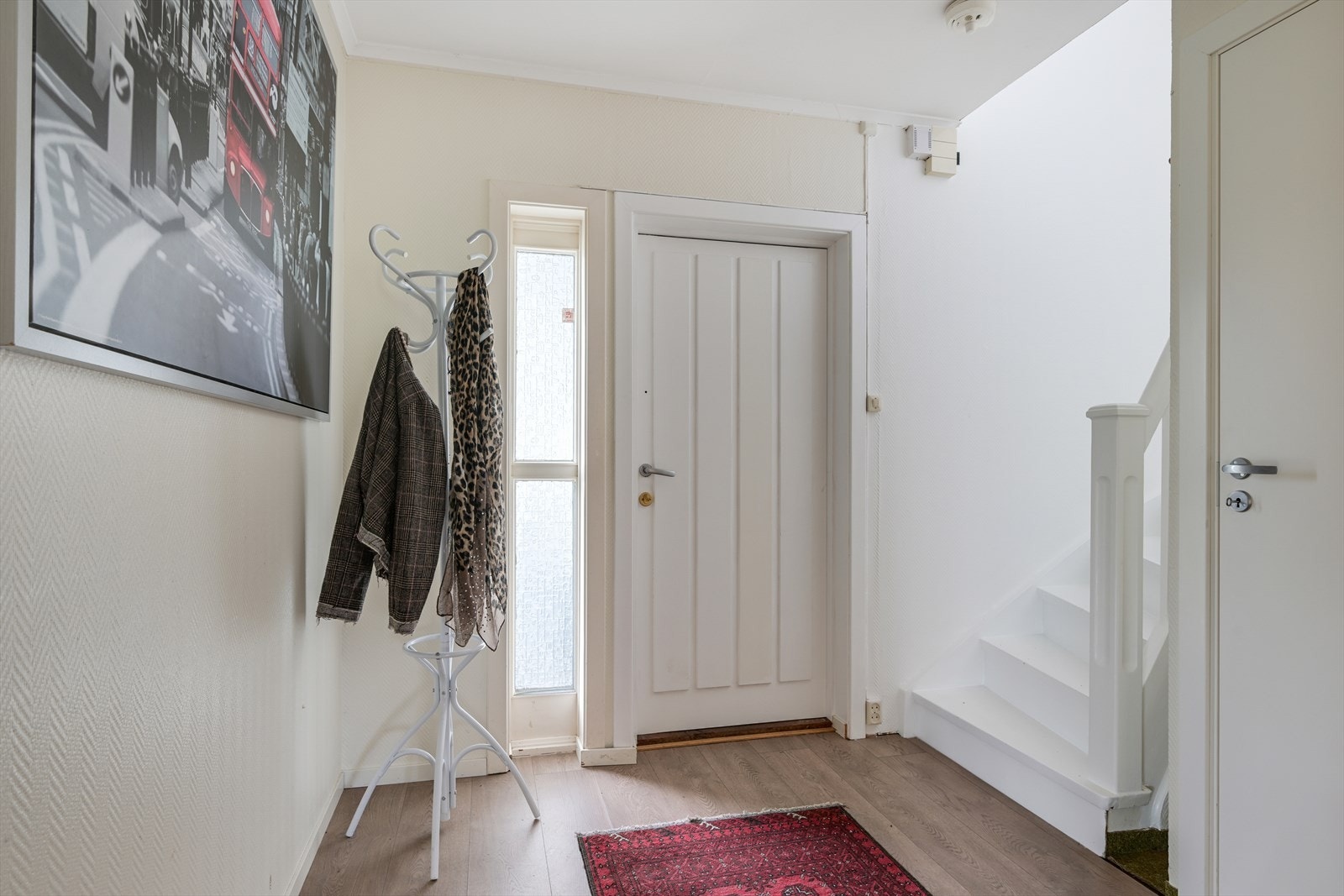 Hallen med trapp til 2. etasje. Galleribilde