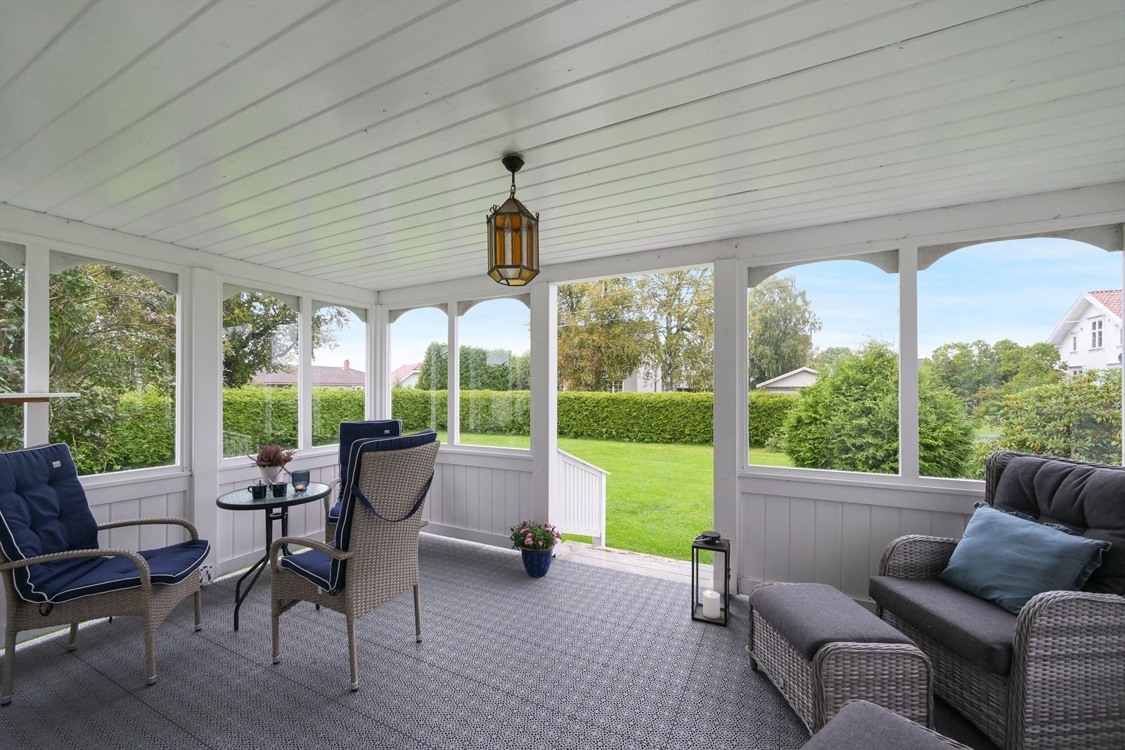 Flott veranda med trapp ut til hagen. Galleribilde