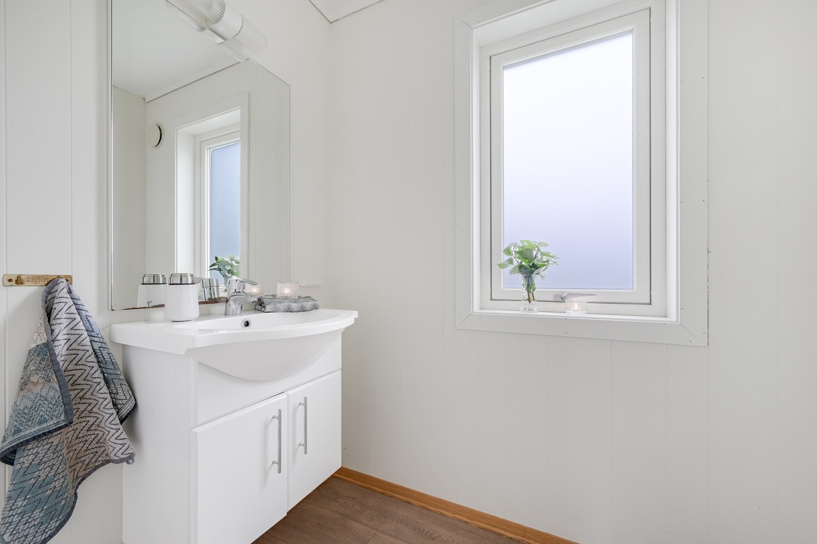 Gjestetoalett i 1. etasje. Galleribilde