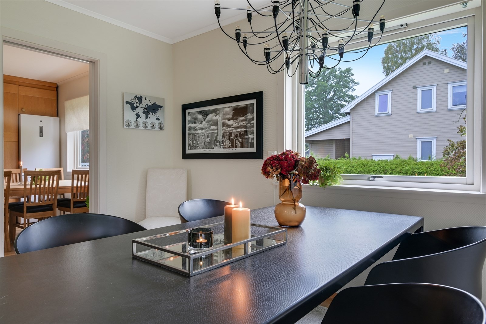 Spisestue med kort vei til kjøkkenet. Galleribilde