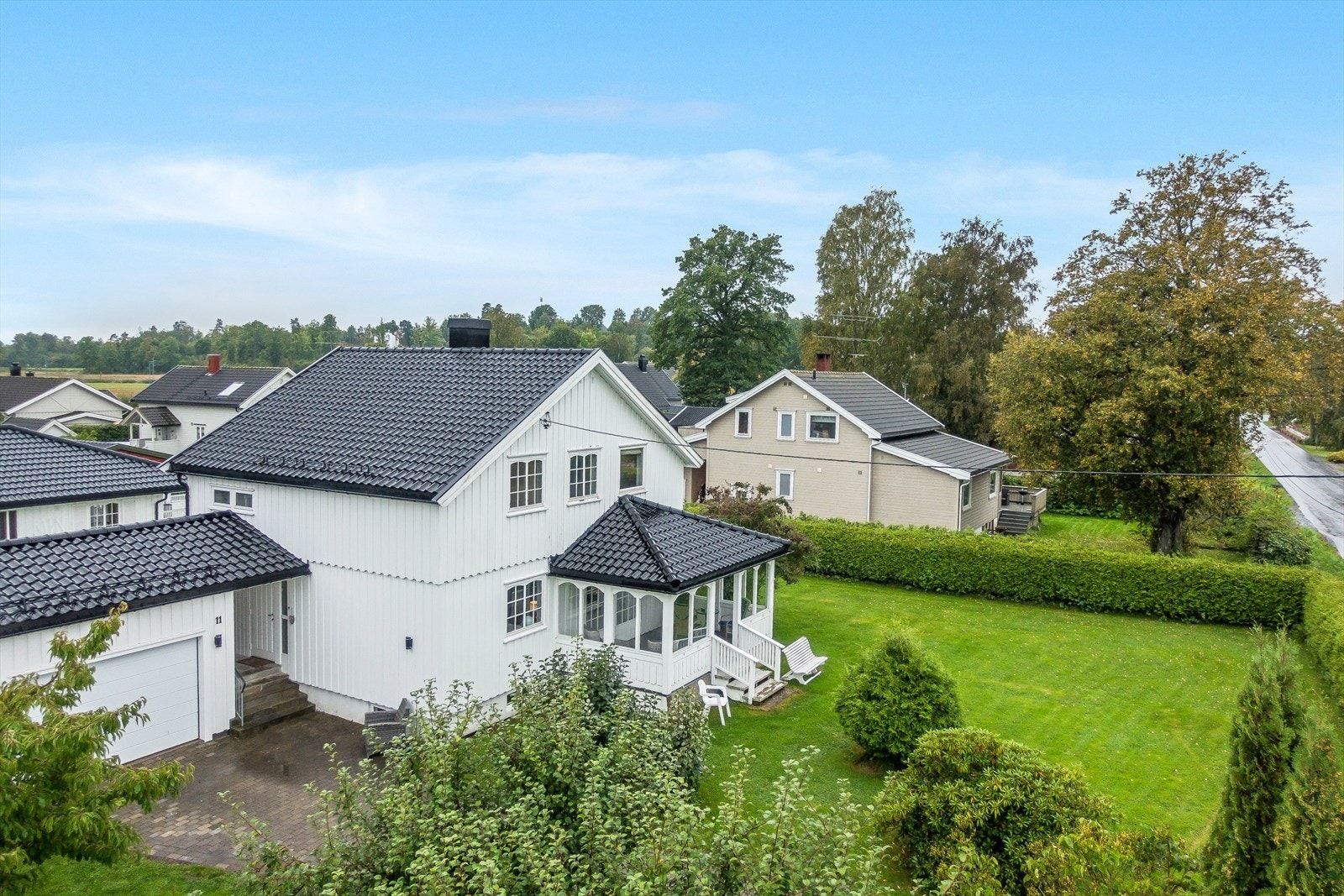 Ærverdig enebolig med pent opparbeidet tomt. Galleribilde