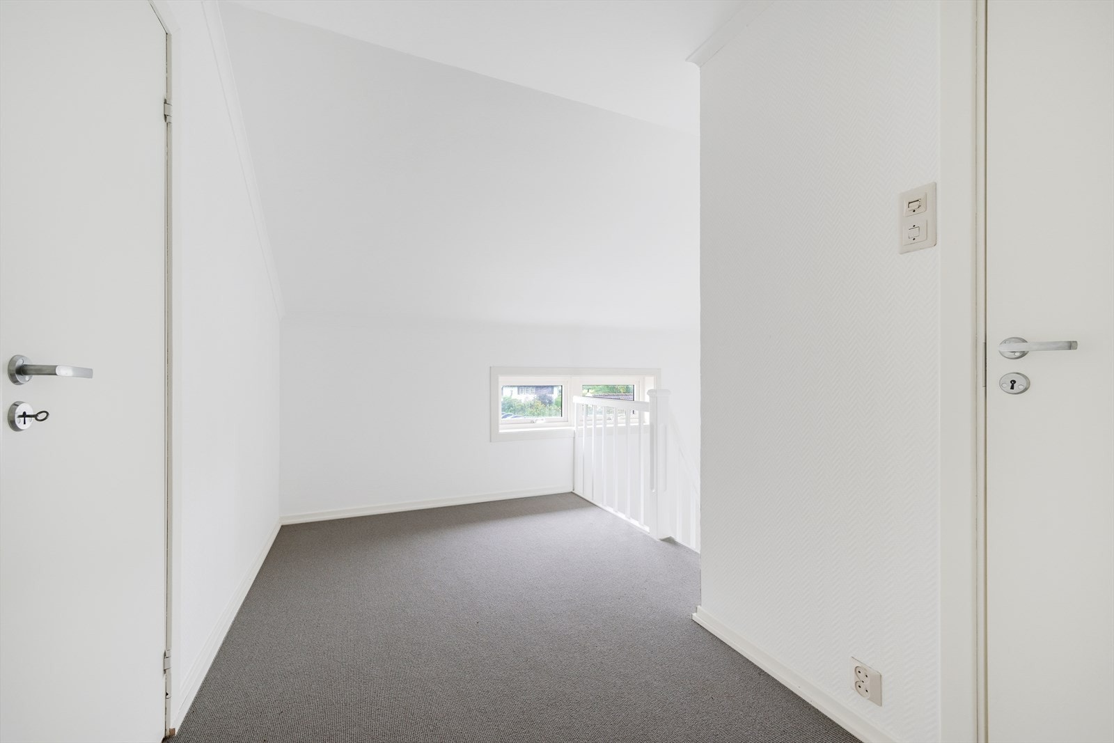 Nymalt gang i 2. etasje med nytt teppe. Galleribilde