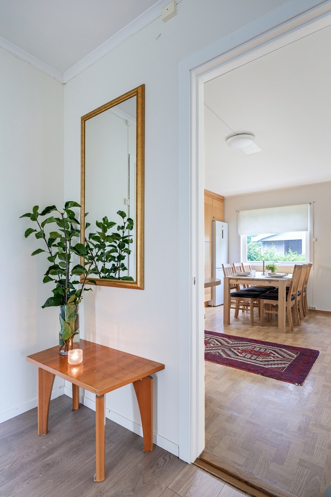 Hall med kjøkken i bakgrunnen. Galleribilde