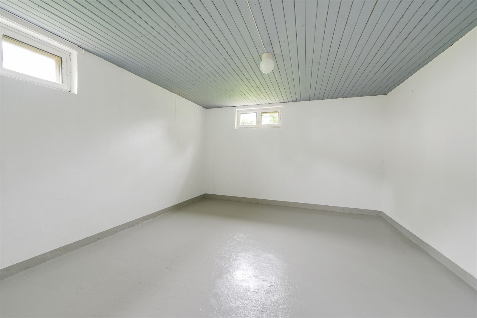 Kjeller med nymalte gulv og vegger og utgang i trapp. Galleribilde