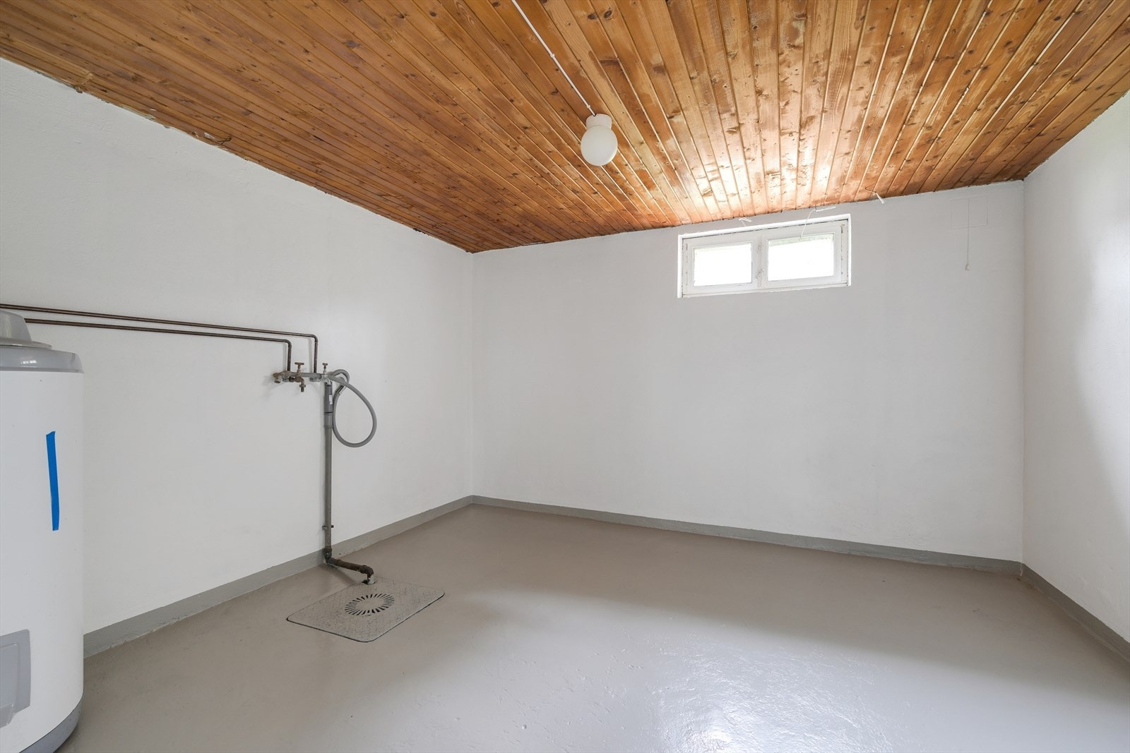 vaskerom med nyere varmtvannstank, Galleribilde