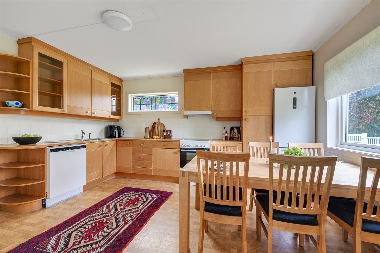 Stort kjøkken med Huseby innredning og spiseplass. Galleribilde