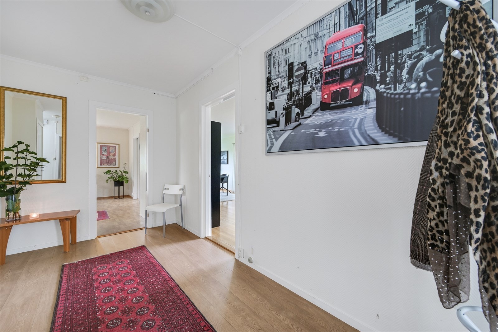 Nymalt romslig hall. Galleribilde