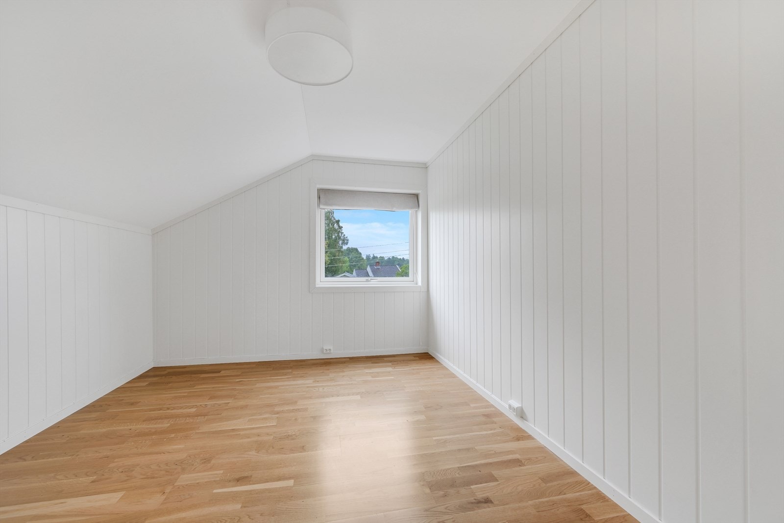 Soverom nr 2 med adkomst via hovedsoverom. Galleribilde