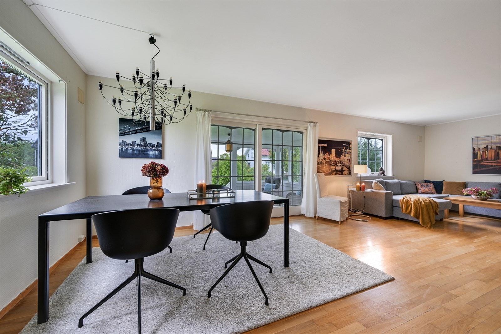 Stue og spisestue i åpen løsning. Galleribilde