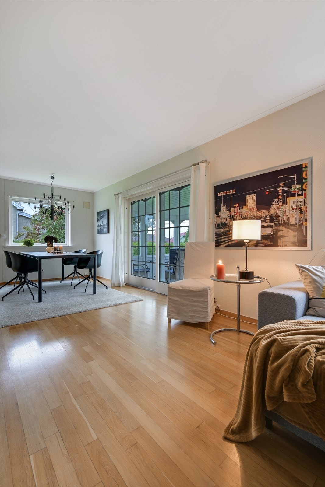 Stue med skyvedør ut til overbygget veranda og hage. Galleribilde