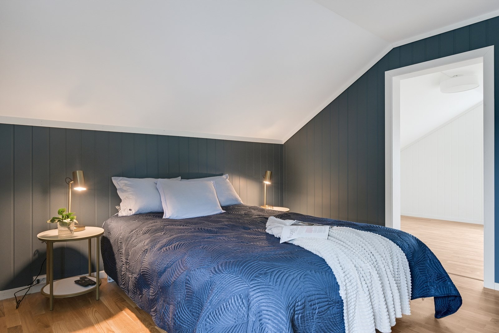 Hovedsoverom med nytt gulv og nymalte vegger. Galleribilde