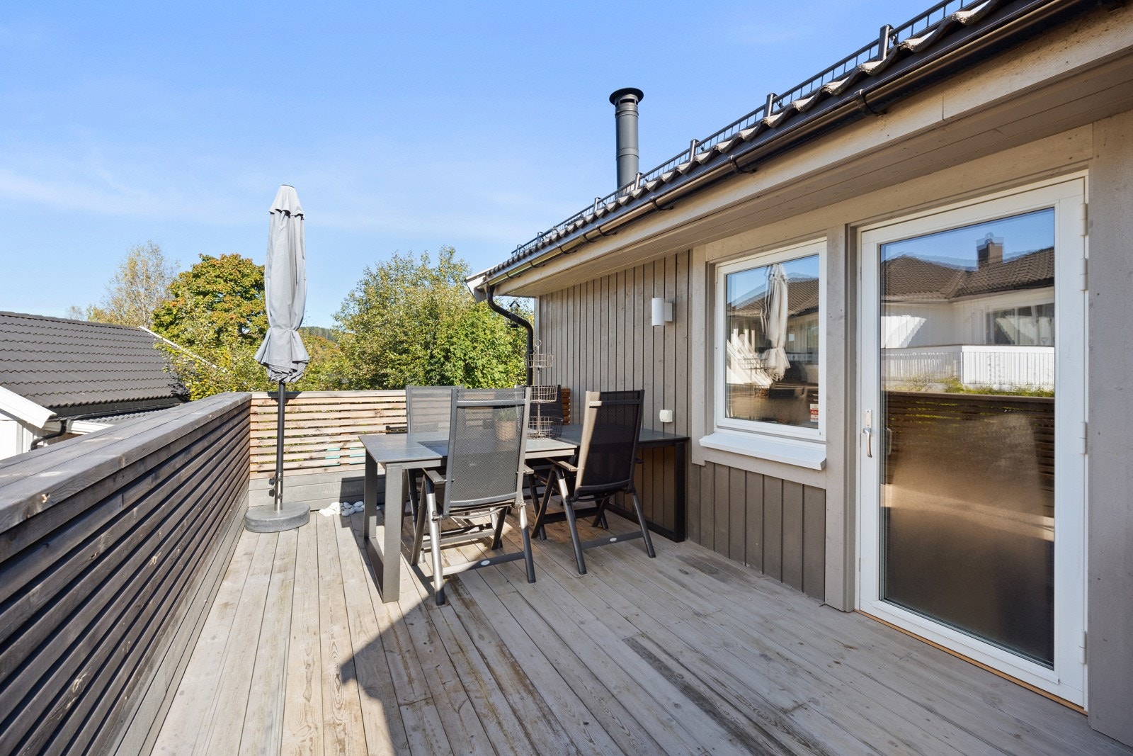 Fra stuen i 1.etasje er det utgang til 37 kvm. veranda med gode solforhold Galleribilde