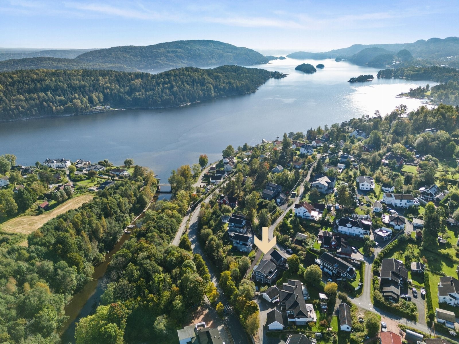 Det er yrende liv i sommerstid med aktivt båt- og badeliv og sommerferge til Håøya, Oscarsborg og Drøbak Galleribilde