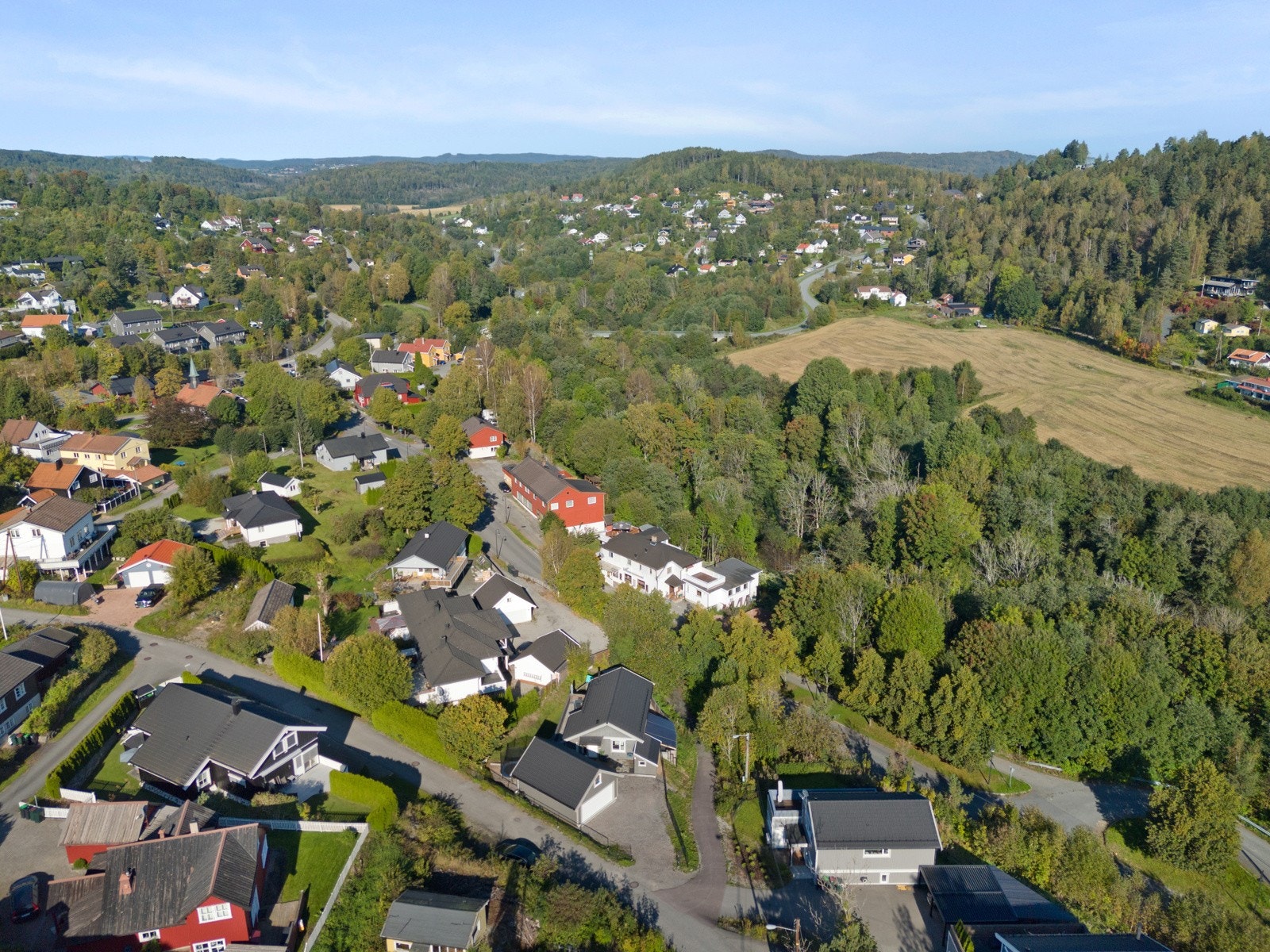 Eiendommen ligger i umiddelbar nærhet til diverse forretninger og serveringssted i Åros sentrum Galleribilde