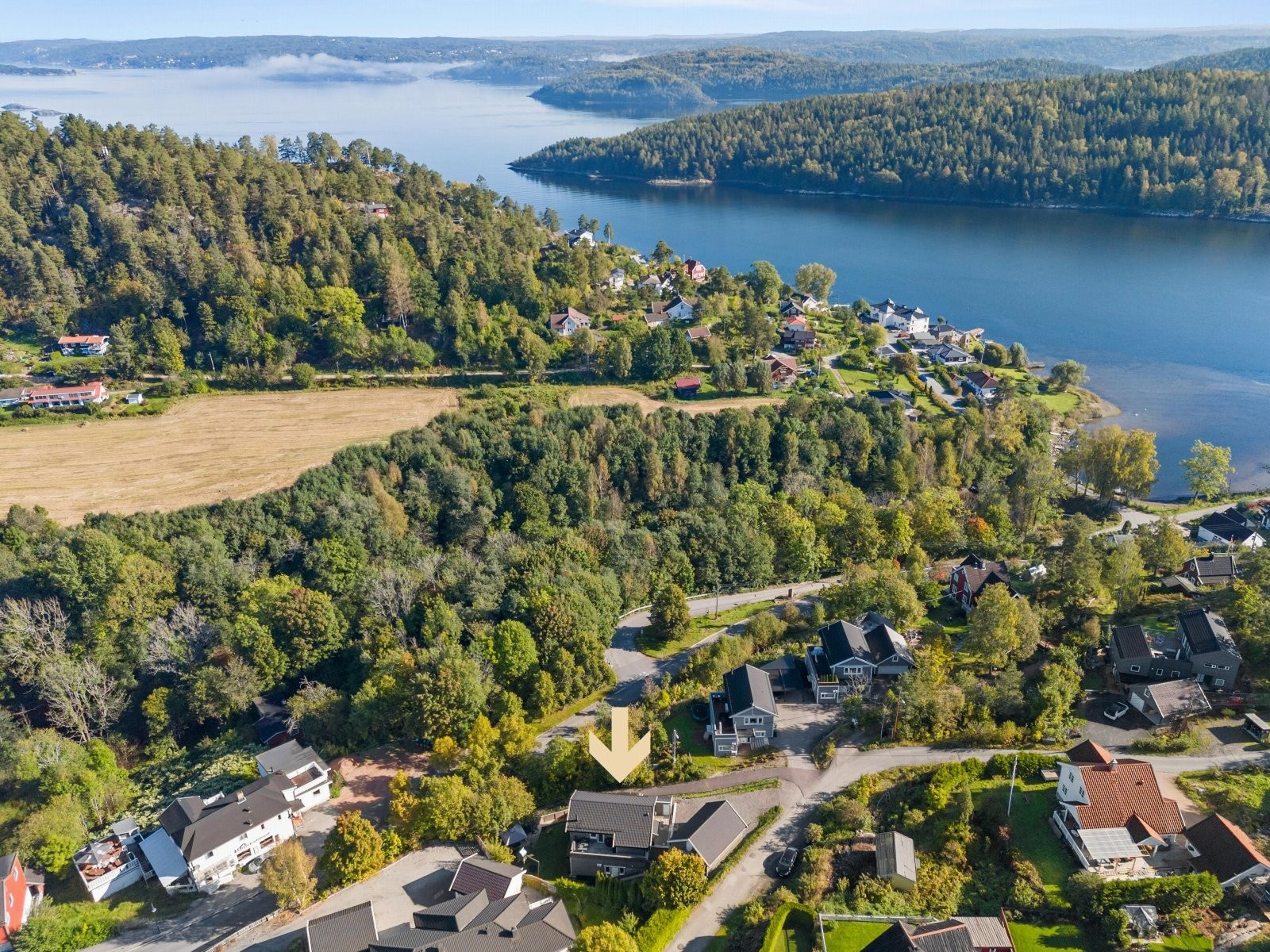 Boligen ble oppført i 2019. Meget fin, opparbeidet og solrik tomt Galleribilde