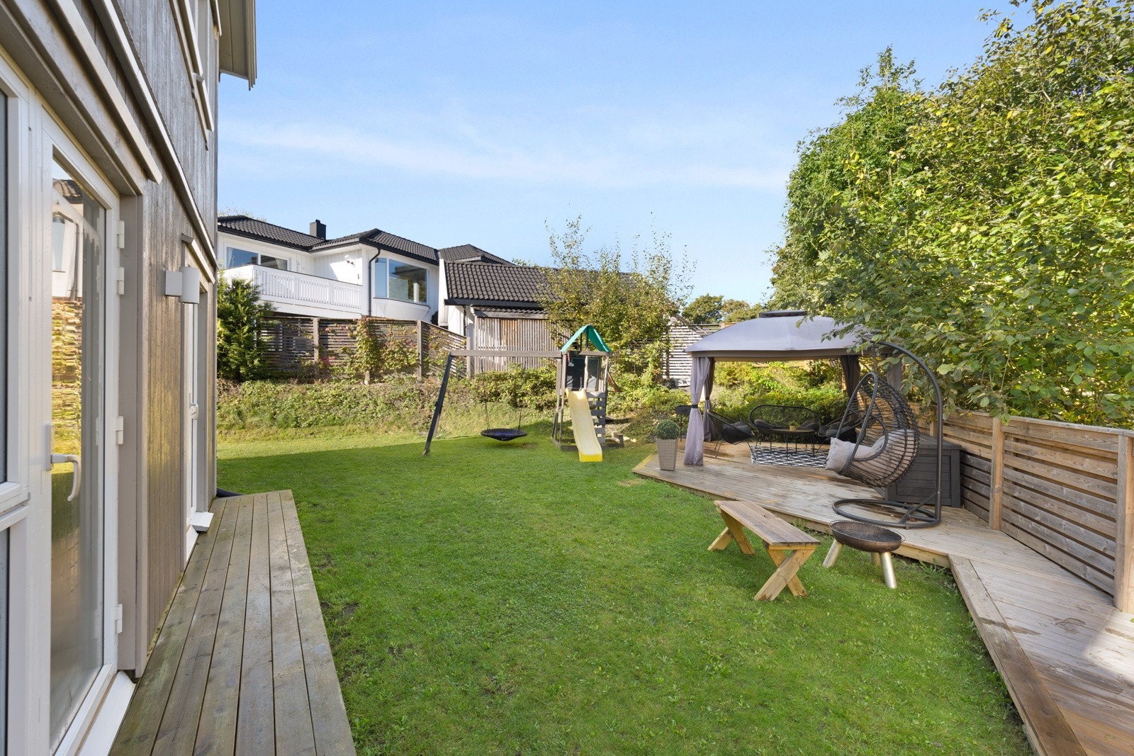 Fra to av soverommene er det utgang til terrasse og hage Galleribilde
