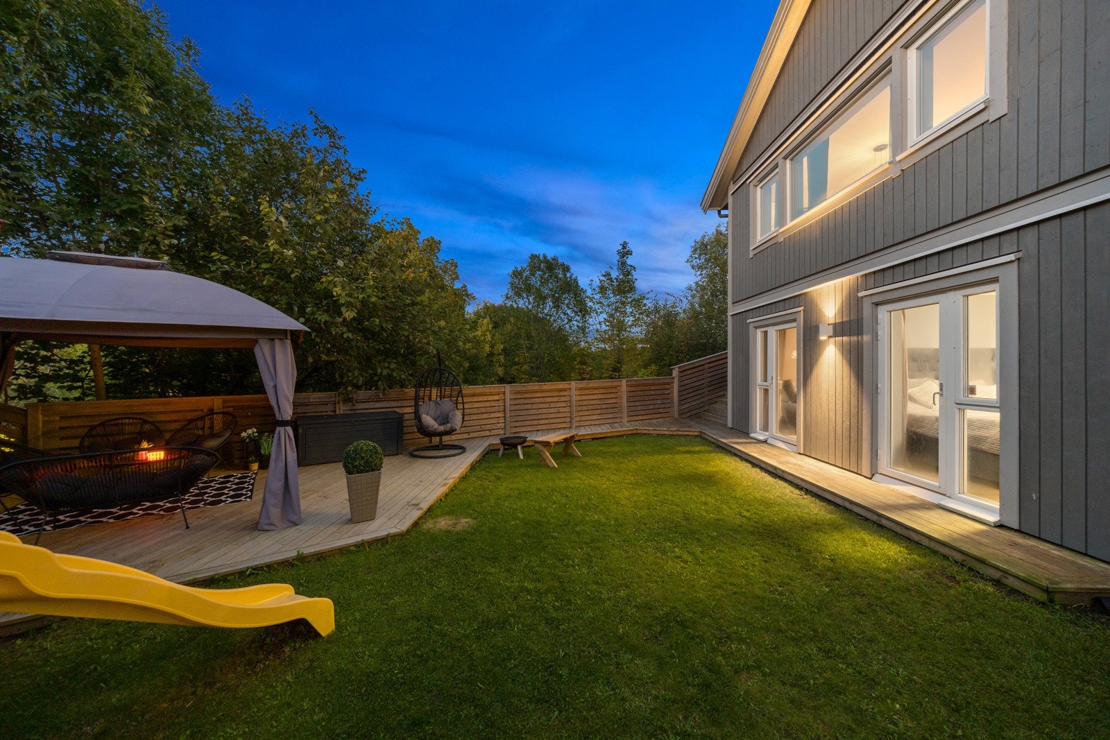 Skjermet hage med terrasse m. pergola, gode solforhold og jacuzzi Galleribilde
