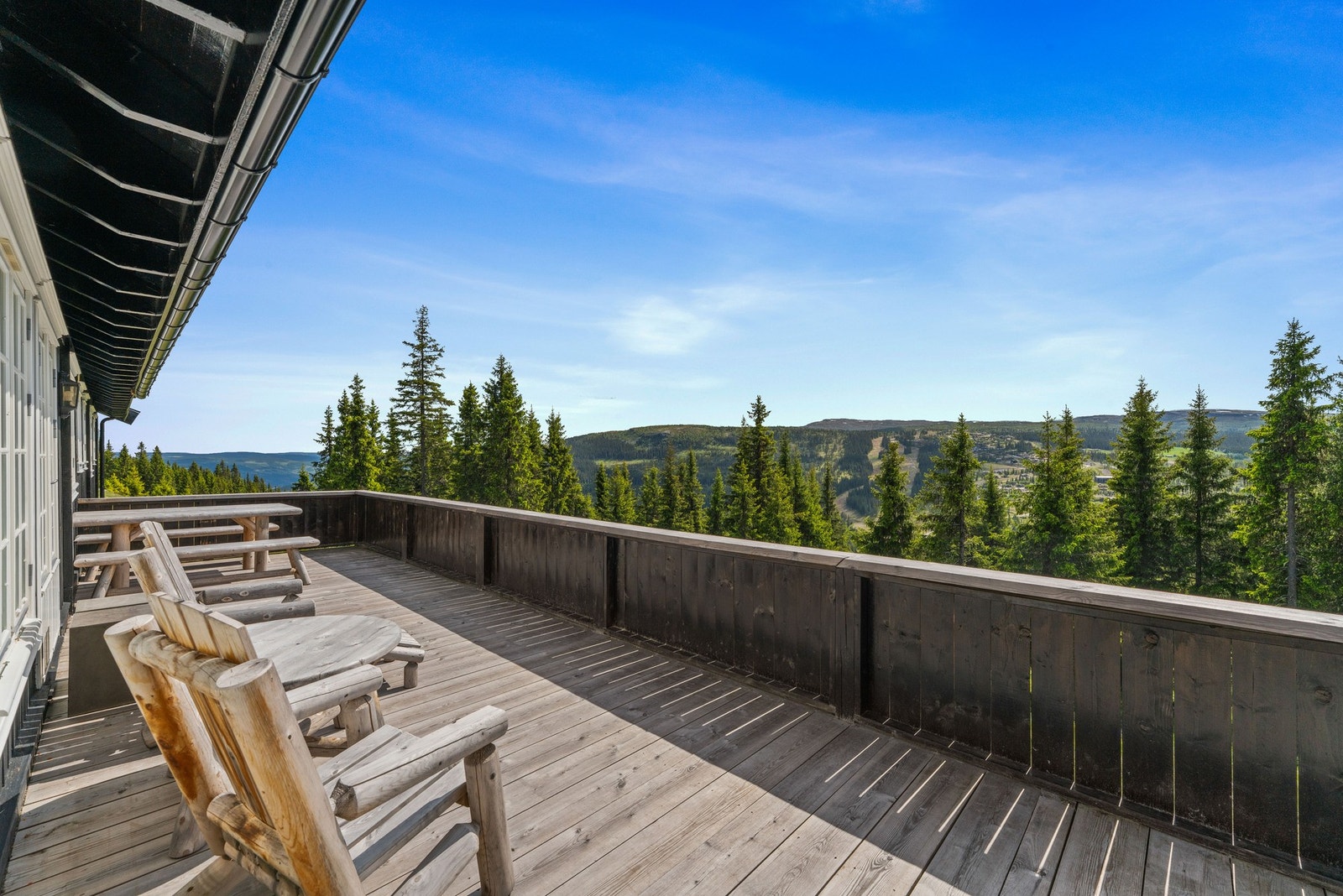 Fantastiske solforhold og flott utsikt mot Varden og dalen! Galleribilde