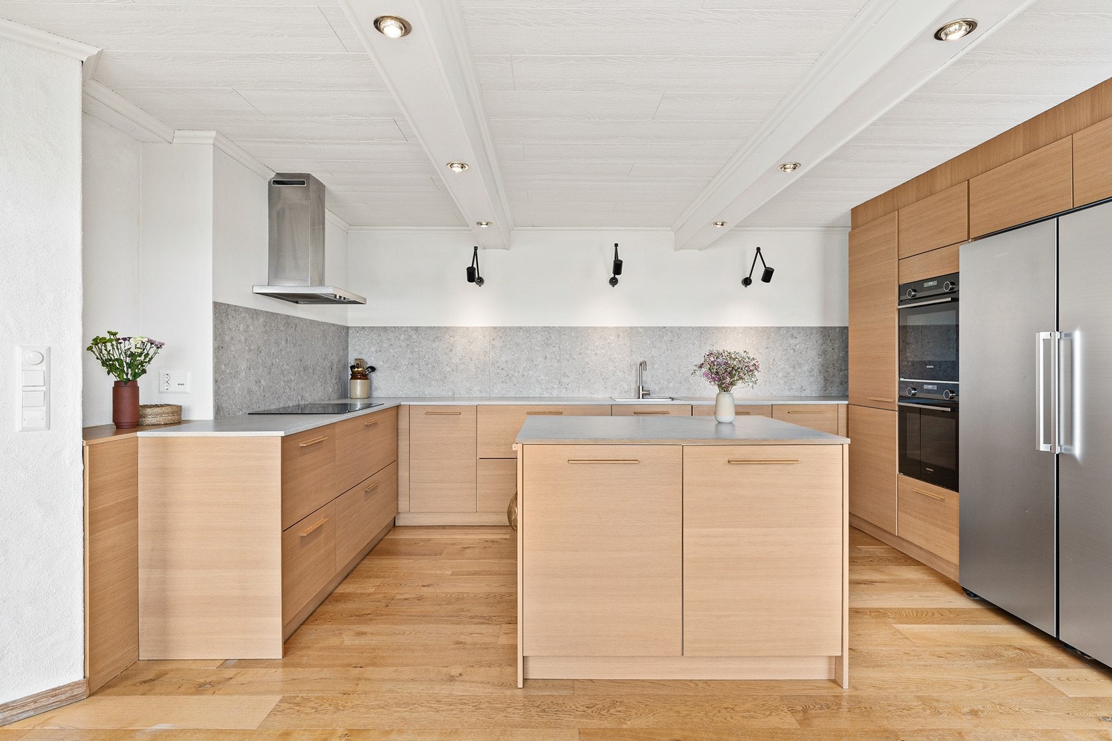 Det er montert fliser på vegg over benkeplate. Galleribilde