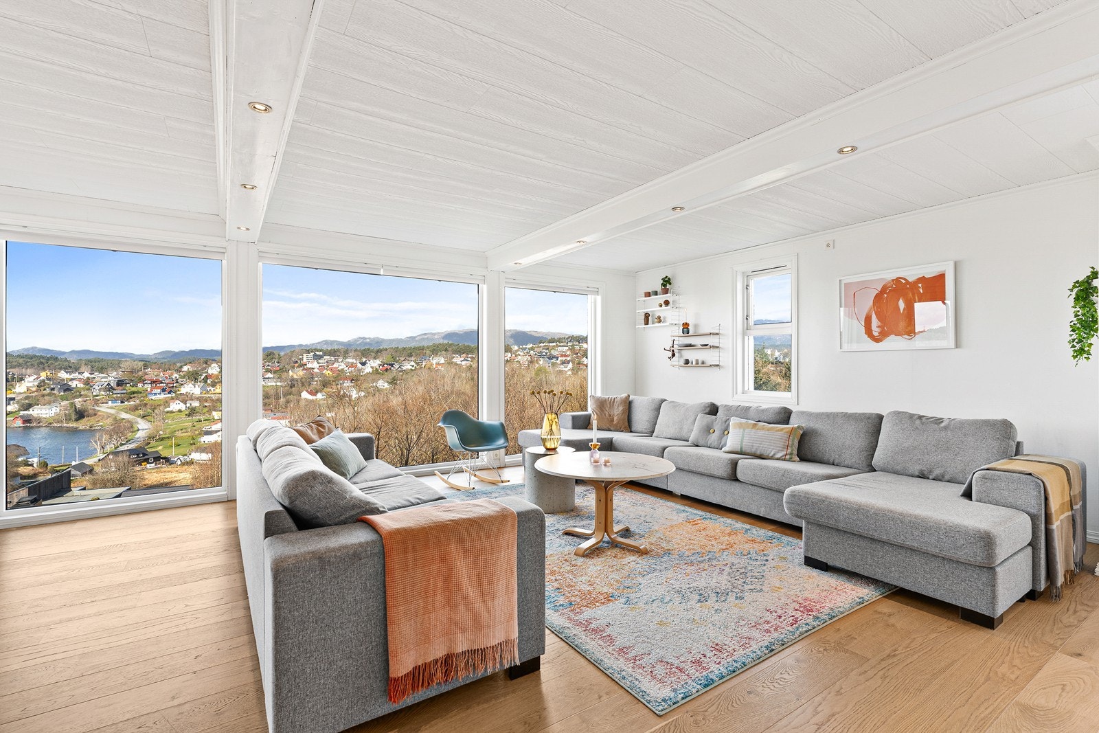 Det er store vinduer som omtrent går fra gulv til himling! Galleribilde