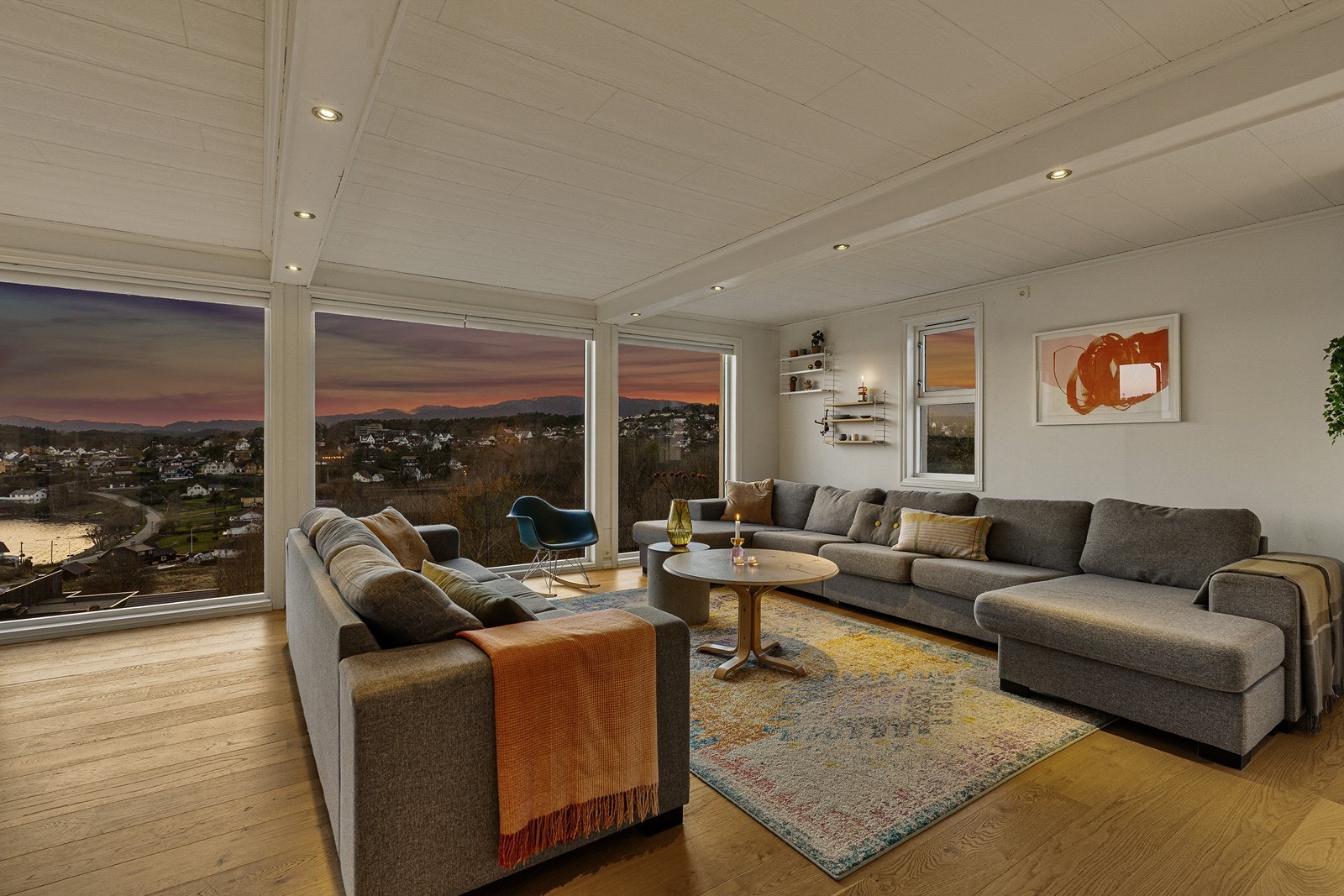 Huset stod ferdig oppført i 1994 og fremstår til å være jevnlig vedlikeholdt og noe modernisert. Galleribilde