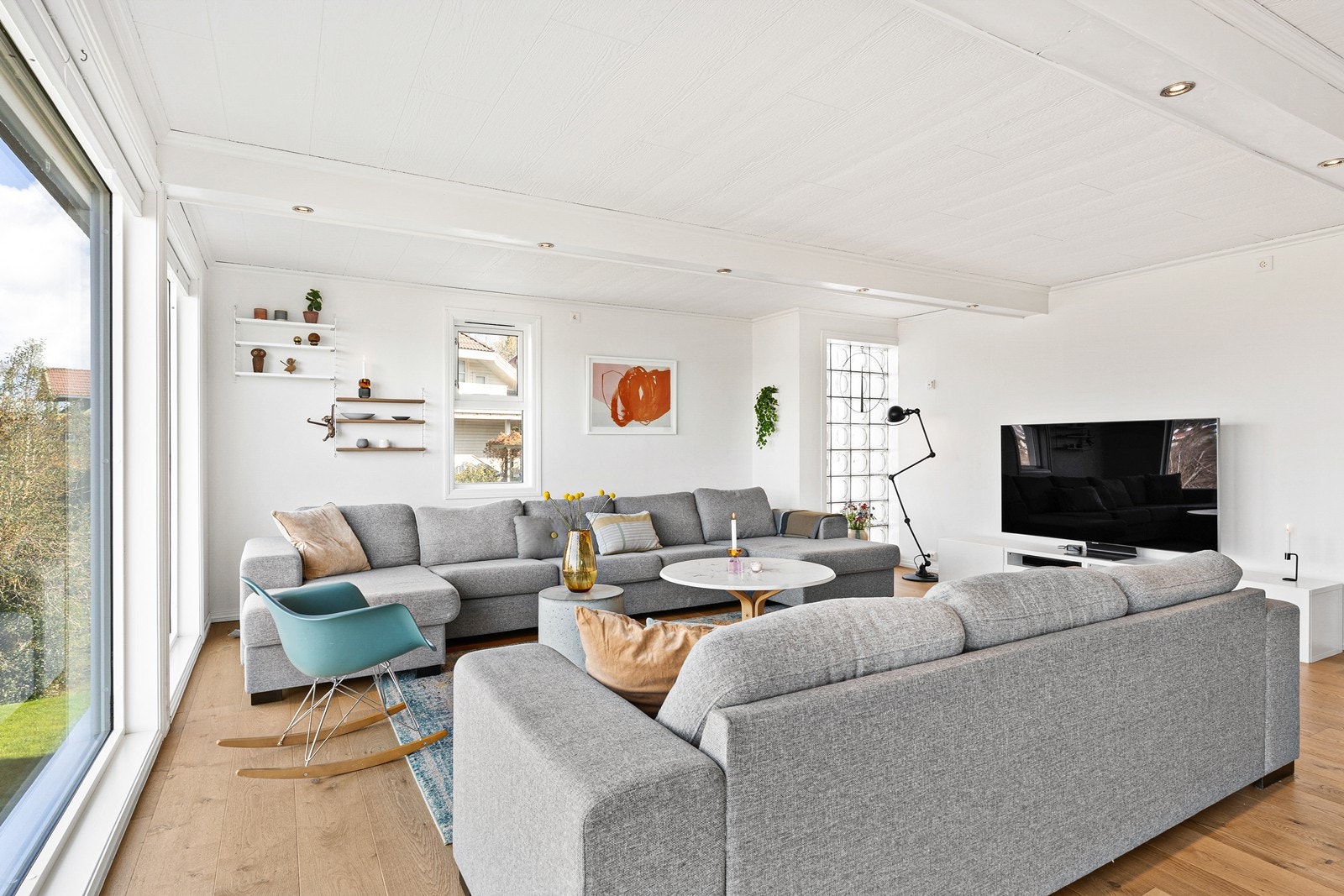 Stuen har overflater av mur, panel, malte plater og tapet/strier. Galleribilde