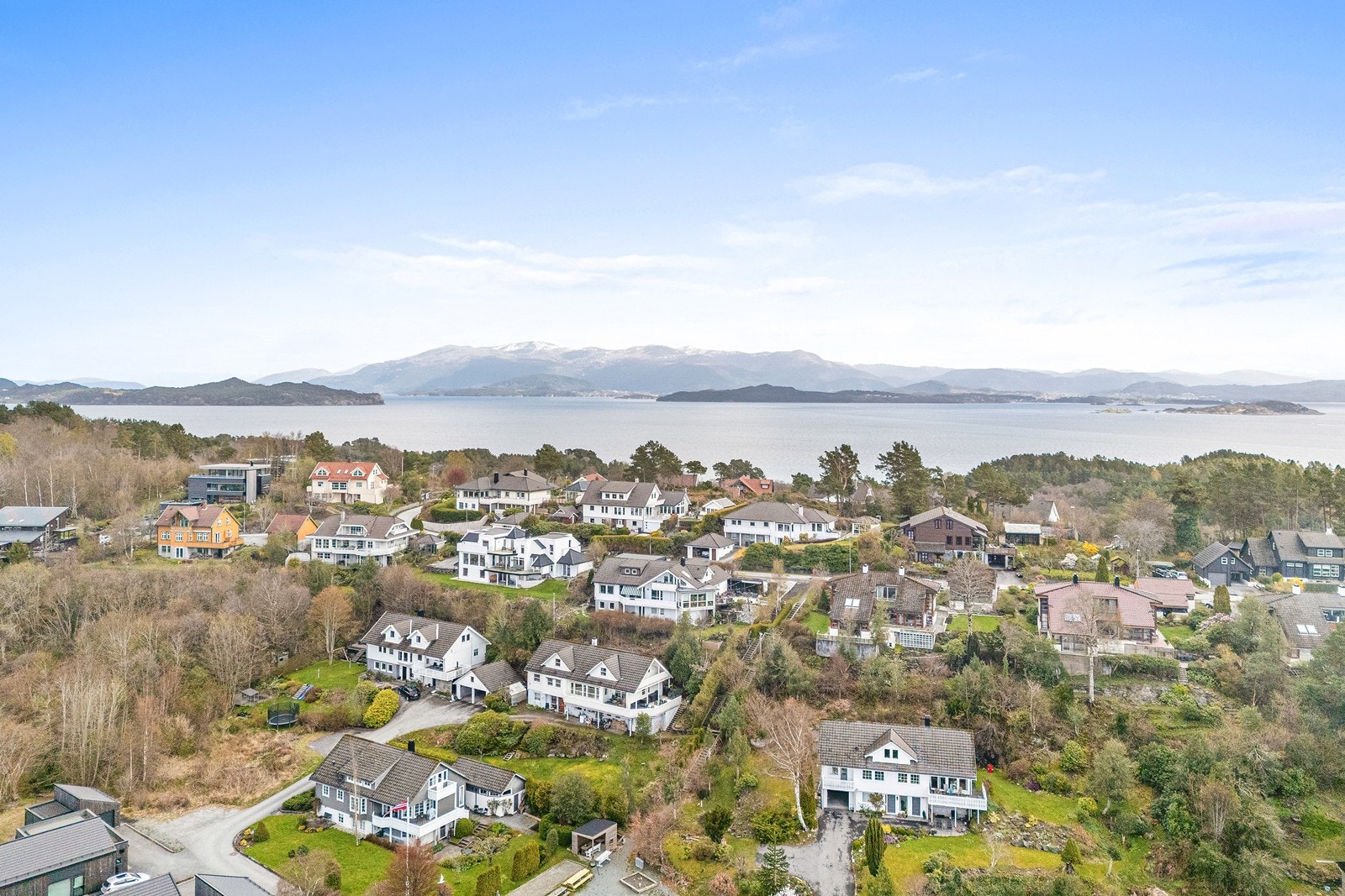 For de som pendler, er det gode kollektivforbindelser til resten av Stord og omkringliggende områder. Galleribilde