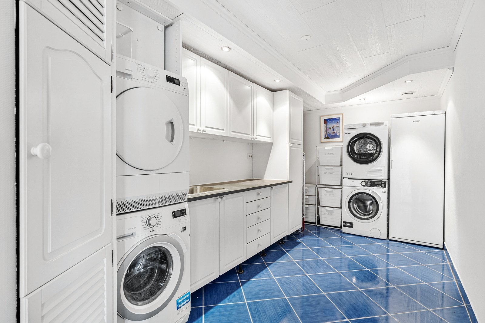 Vaskerommet har gulvfliser med varmekabler, malte strier og pusset mur på vegger med himlingsplater i tak. Galleribilde