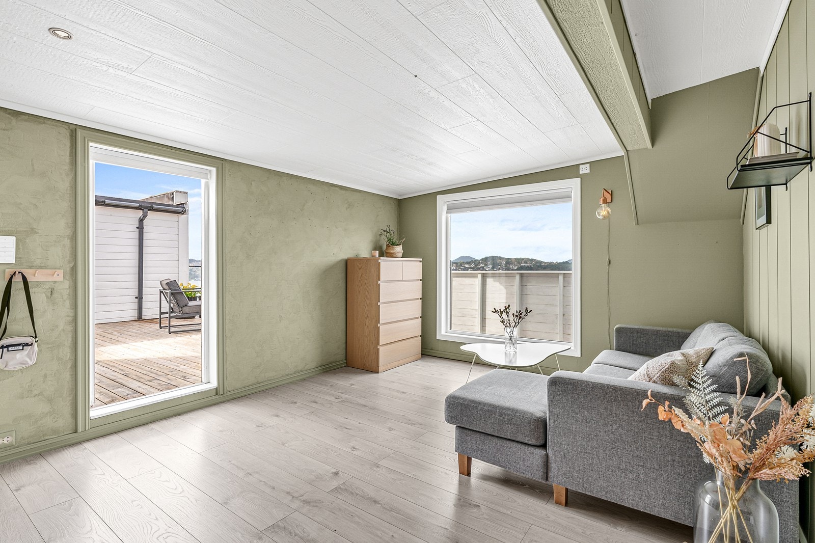 I toppetasjen finner du ytterligere en stue med kjøkken i åpen løsning. Galleribilde